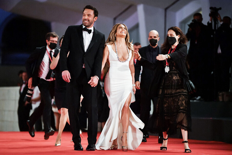 Бен Аффлек и Дженнифер Лопес выходят на красную дорожку 78-ого Венецианского кинофестивале, 2021
