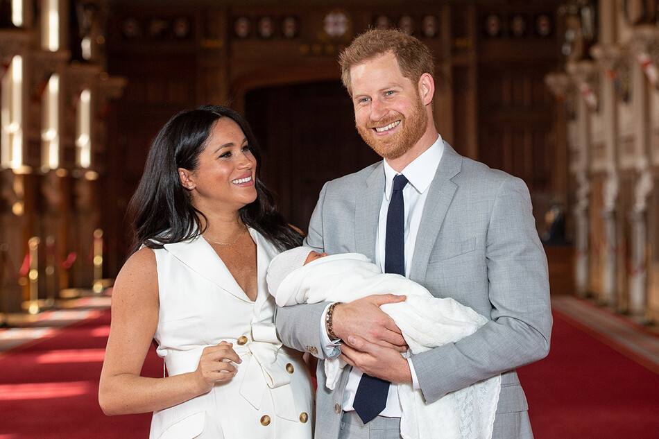 Герцог и герцогиня Сассекские в позе с новорожденным сыном