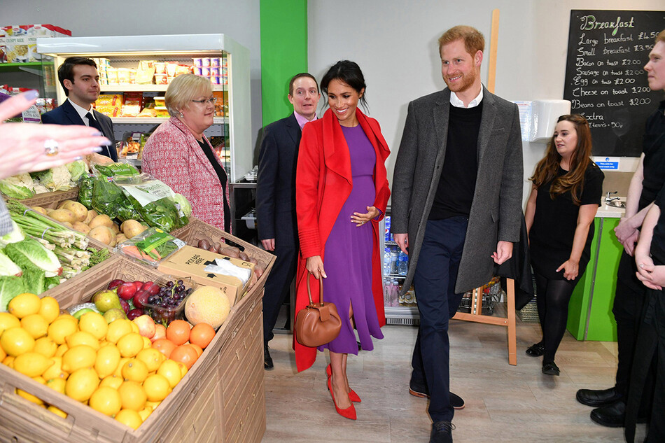 Принц Гарри, герцог Сассекский и Меган Маркл, герцогиня Сассекская, посещают супермаркет в Биркенхеде 14 января 2019 года в Биркенхеде, Великобритания