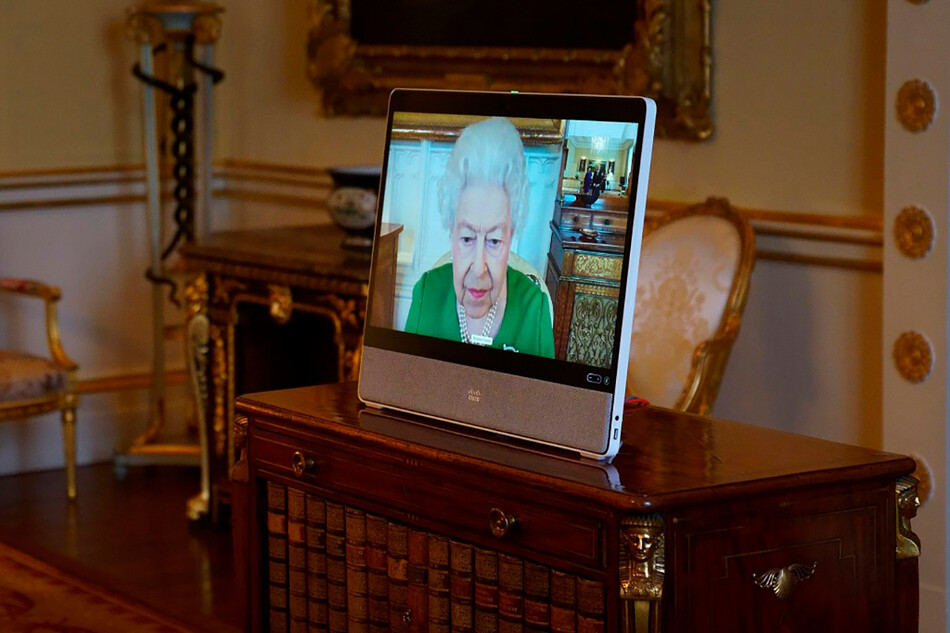 Королева Елизавета II во время видеосвязи с послом Андоры в Букингемском дворце в Лондоне 1 марта 2022