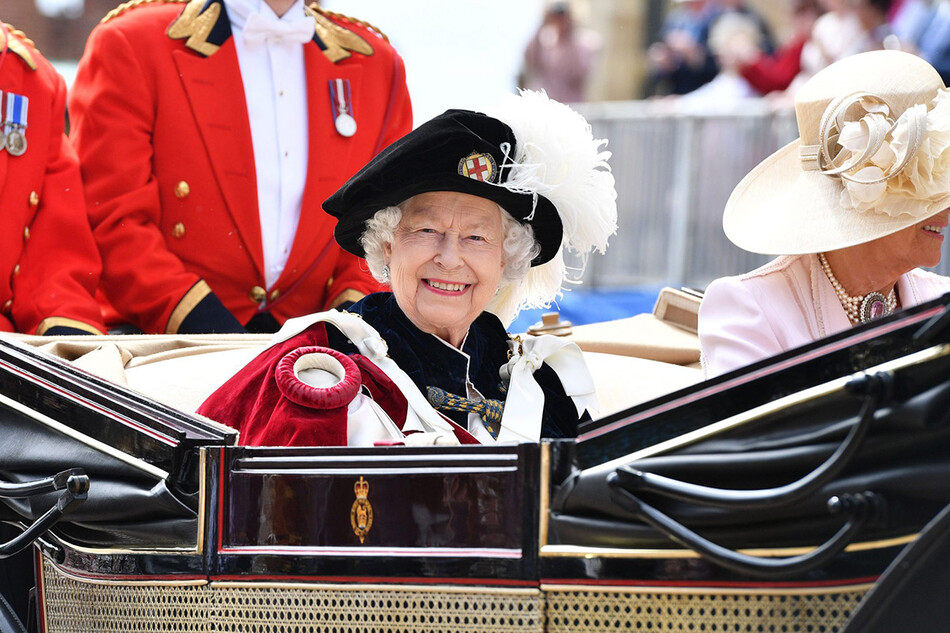 Королева Елизавета II и Камилла, герцогиня Корнуолл посещают службу Ордена Подвязки в часовне Святого Георгия 17 июня 2019 года в Виндзоре, Англия