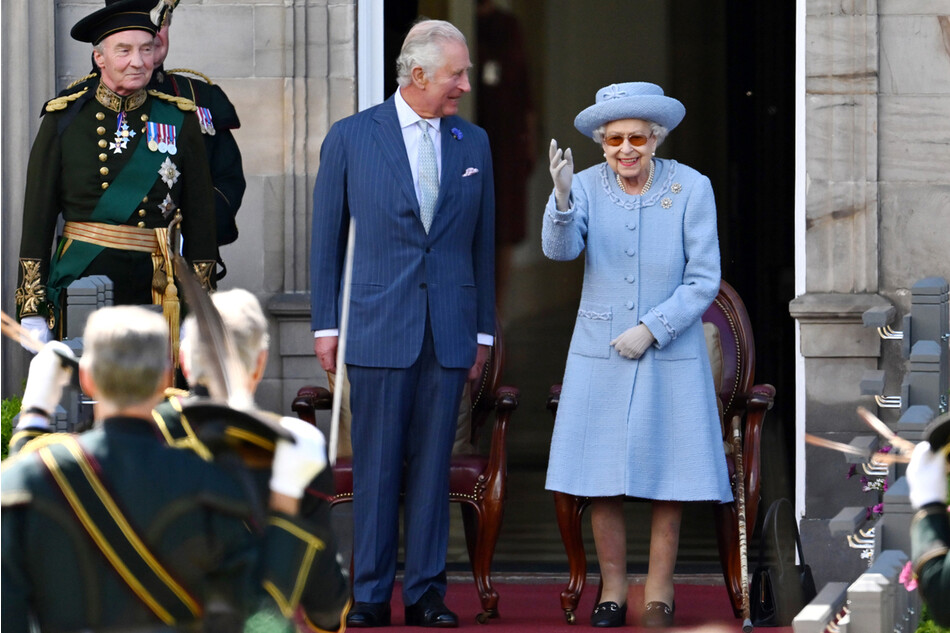 Принц Чарльз с королевой Елизаветой II посещают парад Королевской роты лучников Реддендо в садах дворца Холируд 30 июня 2022 года в Эдинбурге, Великобритания