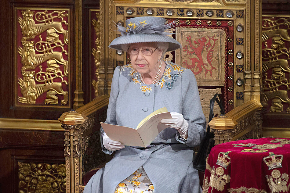 Королева Елизавета II произносит речь королевы в Палате лордов во время государственного открытия парламента в Палате лордов 11 мая 2021 года в Лондоне