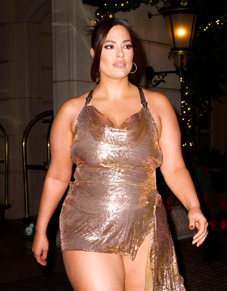 Эшли Грэм была замечена в крошечном золотом платье во время посещения вечеринки в Беверли-Хиллз, 15 декабря 2022 года