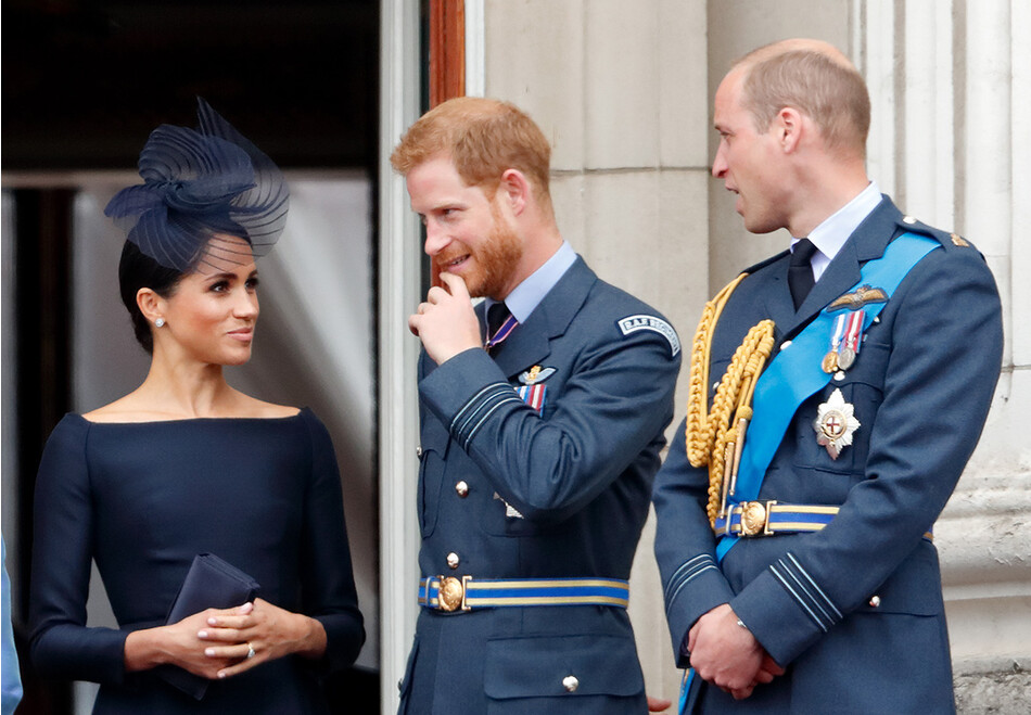 Меган Маркл, герцогиня Сассекская, принц Гарри, герцог Сассекский и принц Уильям, герцог Кембриджский, смотрят парад в честь столетия Королевских ВВС с балкона Букингемского дворца 10 июля 2018 года в Лондоне, Англия