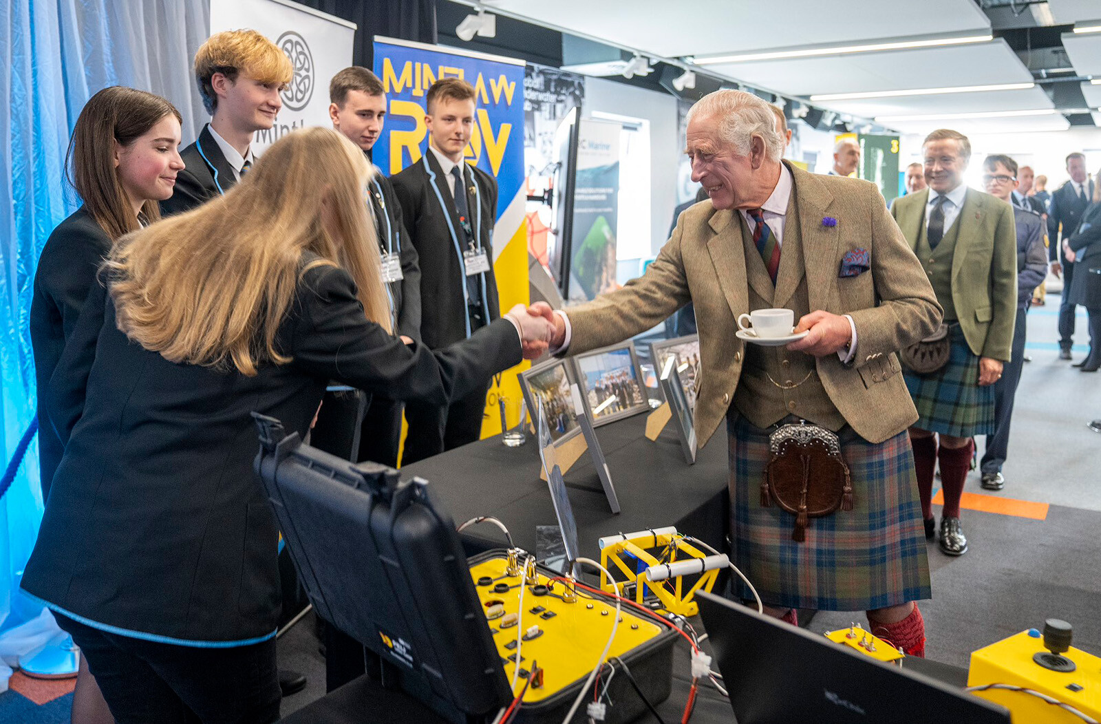Король Карл III&nbsp;посетил с неожиданным визитом &laquo;Глобальный подводный центр&raquo; в Абердиншире (Шотландия)
