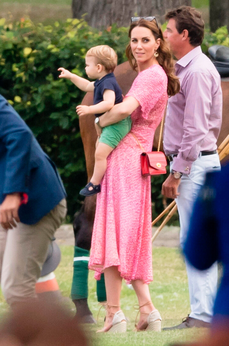 Кэтрин с младшим сыном принцем Луи на матче по поло 10 июля 2019