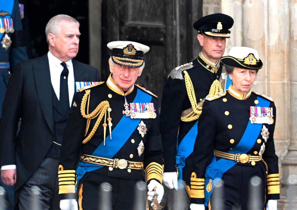 Король Карл III с королевской принцессой Анной и принцами Эндрю и Эдвардом во время траурной процессии в день государственных похорон королевы Елизаветы II, 19 сентября 2022 года в Лондоне, Англия