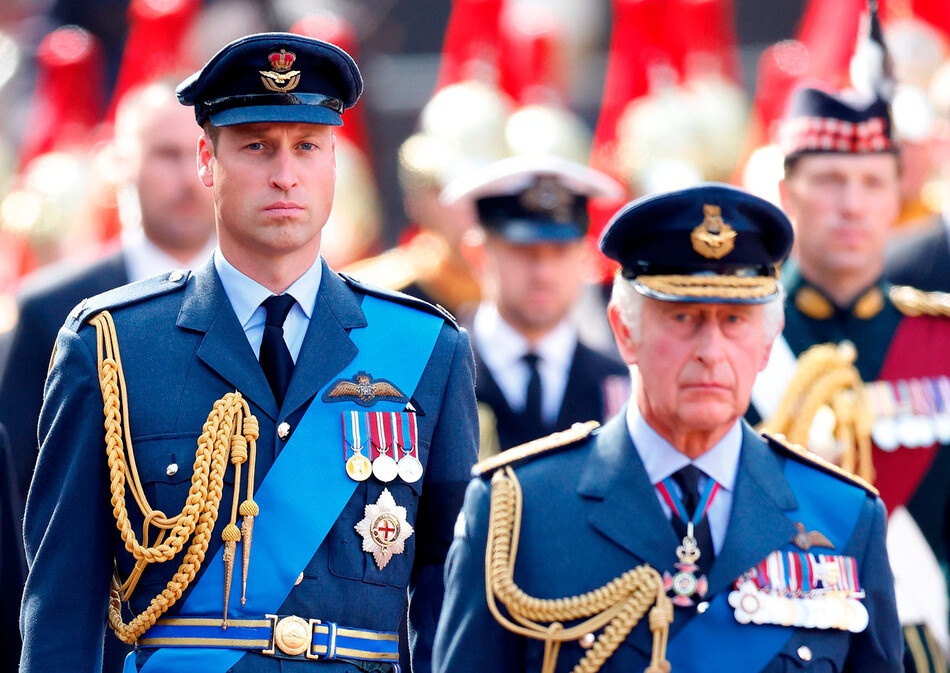 Принц Уильям, принц Уэльский и король Чарльз III идут за гробом королевы Елизаветы II, когда его перевозят на лафете из Букингема Дворец в Вестминстерский дворец перед ее рождением в государстве 14 сентября 2022 года в Лондоне