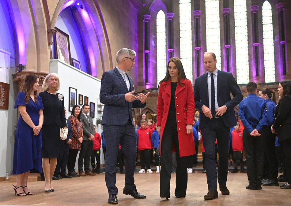 Кэтрин, принцесса Уэльская и Уильям, принц Уэльский посещают церковь Святого Фомы, которая была реконструирована для оказания поддержки уязвимым людям, во время их визита в Уэльс 27 сентября 2022 года в Суонси, Уэльс