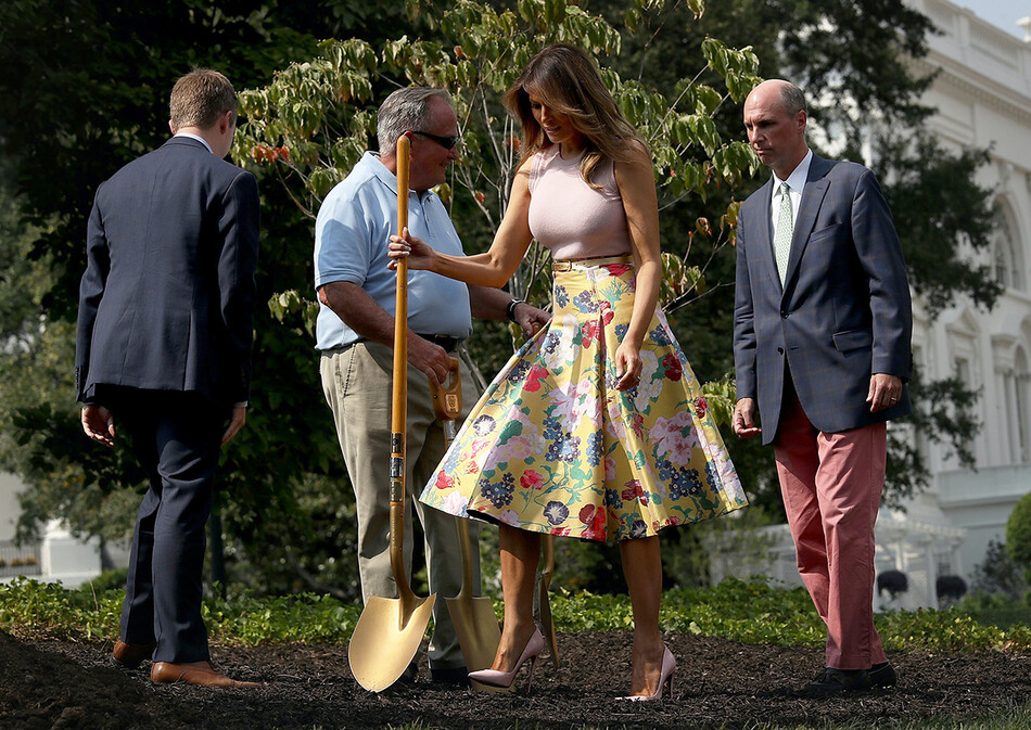 Мелания Трамп принимает участие в церемонии посадки деревьев на южной территории Белого дома, 2018