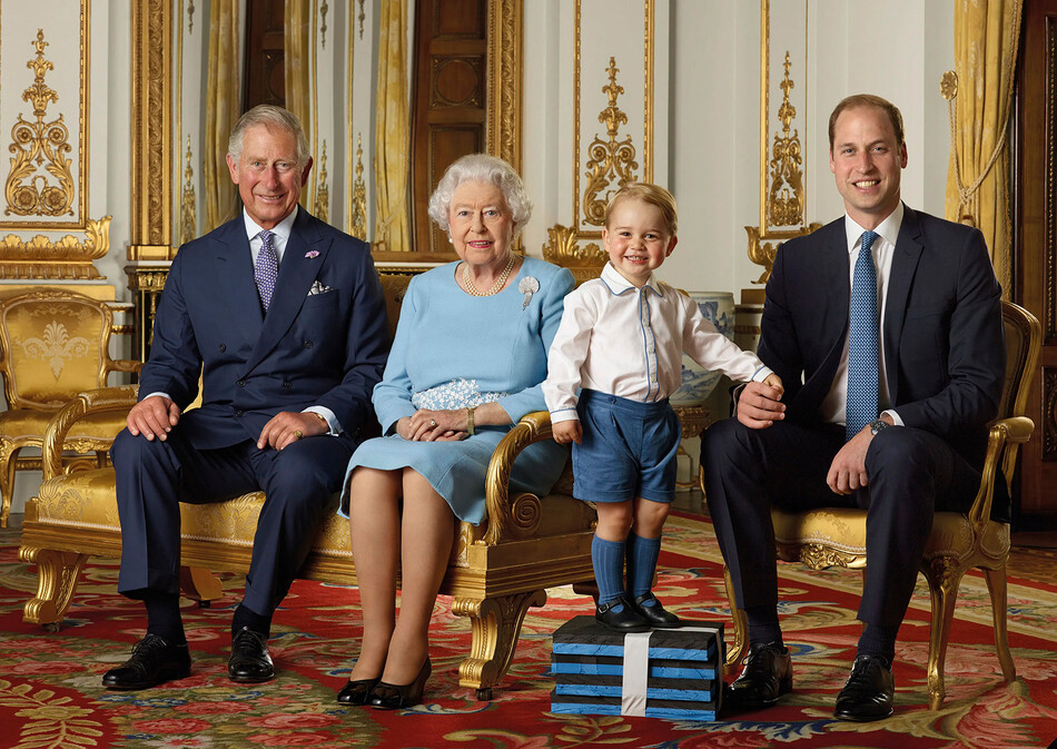Официальный портрет королевы Елизаветы II с принцем Чарльзом, герцогом Кембриджским и принцем Джорджем был выпущен в честь будущего 90-летнего юбилея монарха, 2020 г. фотограф: Ранальд Макечни