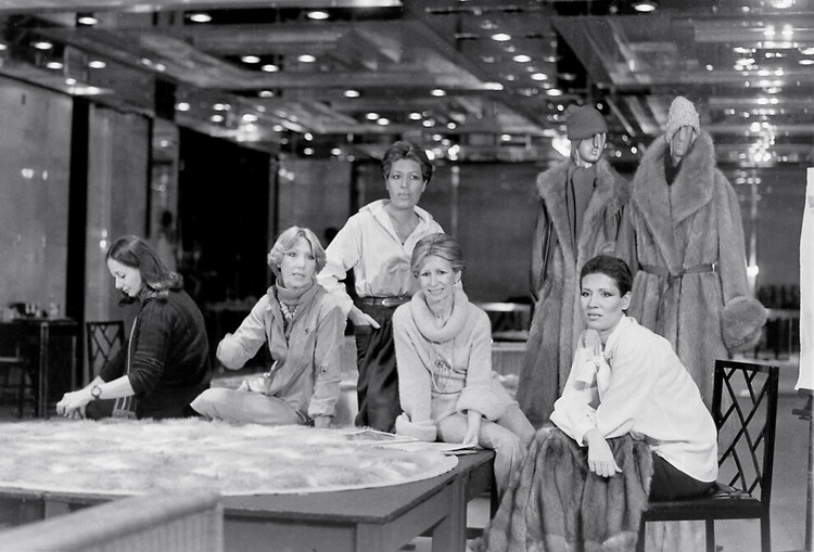 Сестры Фенди: Альда, Паола, Франка, Карла и Анна в ателье, 1977&nbsp;