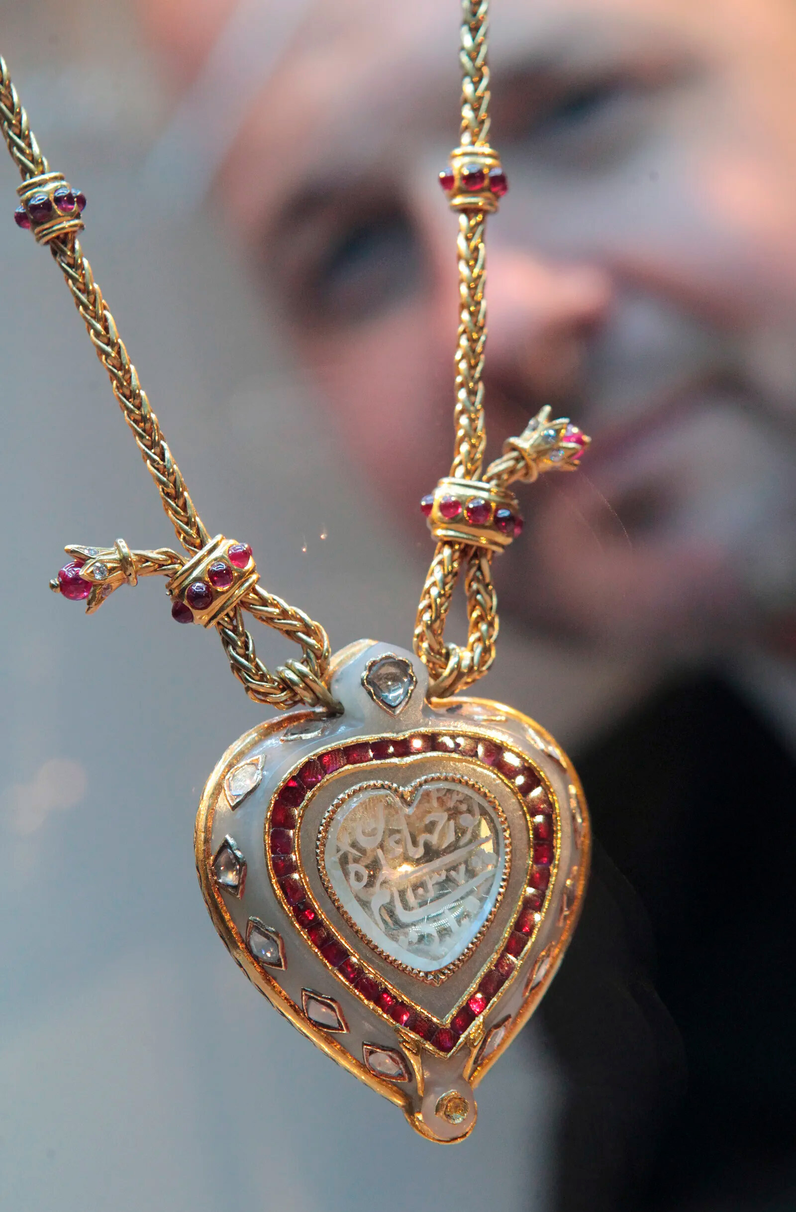 Марго Робби надела на премьеру &laquo;Грозового перевала&raquo; культовое ожерелье Элизабет Тейлор