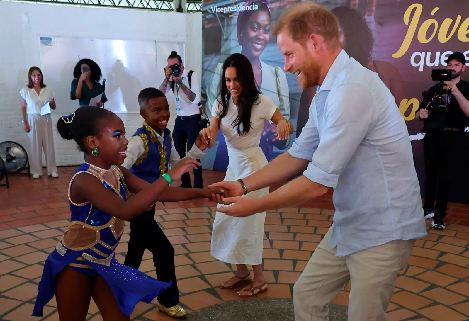 The-Sussexes-kiss-while-dancing-salsa-003-Mainstyle.jpg