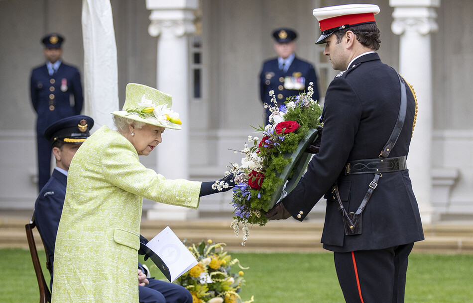 Елизавета II посетила Мемориал военно-воздушных сил в графстве Суррей