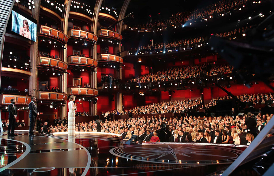 Актриса Эмма Стоун принимает награду за лучшую женскую роль в фильме &laquo;Ла-ла-Ленд&raquo; на сцене во время 89-й ежегодной церемонии вручения премии Оскар в Голливуде и Хайленд-центре 26 февраля 2017 года в Голливуде, Калифорния