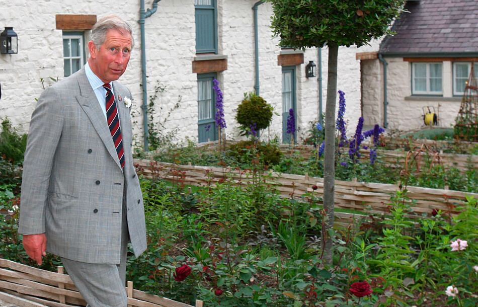 Принц Чарльз осматривает угодья фермерского поместья Ллвинивермод на окраине Миддфая в 2009 году