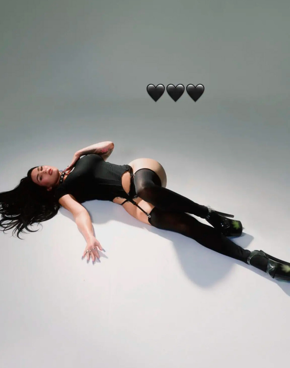 Меган Фокс вернулась в соцсети с откровенной фотосессией