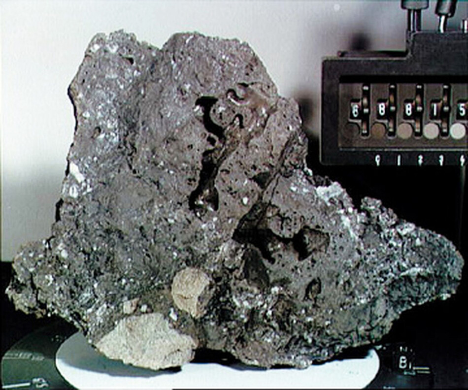 На снимке NASA, сделанном 5 мая 1972 года, показан крупный план лунного образца № 16 Аполлона-16. 68815, фрагмент был взят в близи лунного вулкана, что позволило изучить тип и скорость эрозии, воздействующей на лунные породы в безвоздушном пространстве