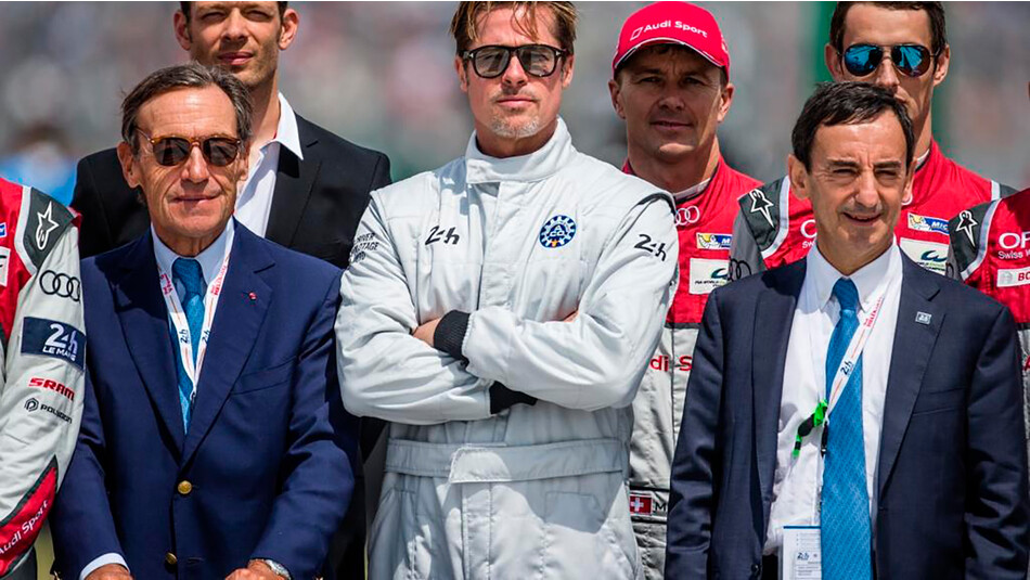 Брэд Питт (в центре) стоит с гонщиками команд Audi, Porsche и Toyota, Линдси Оуэн-Джонс (слева), президентом комиссии FIA по выносливости, и президентом ACO Пьером Фийоном (справа) перед Гонка &laquo;24 часа Ле-Мана&raquo; на трассе Circuit de la Sarthe 18 июня 2016 года в Ле-Мане, Франция