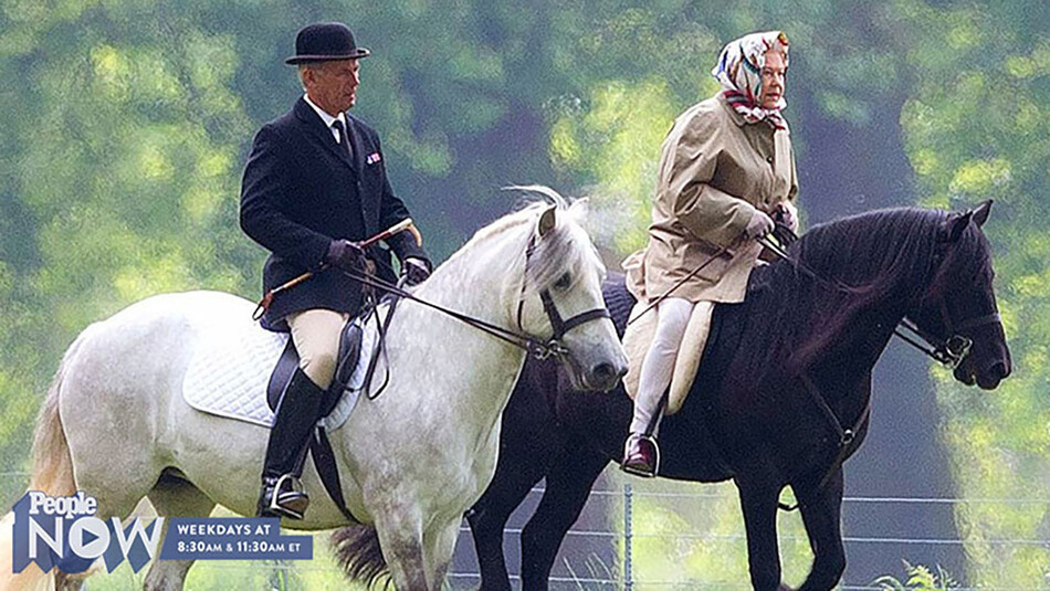 Королева Елизавета II верхом на любимой лошади породы Фелл-пони во время конной прогулки с королевским конюхом на территории Виндзорского замка, 2016