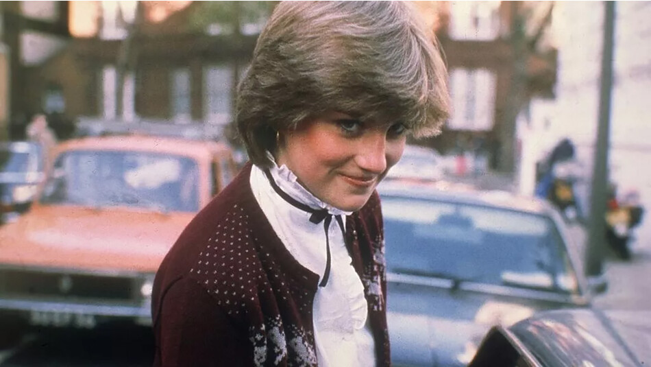 Леди Диана Спенсер улыбается фотографам возле своей лондонской квартиры в Эрлс-Корте в ноябре 1980 года