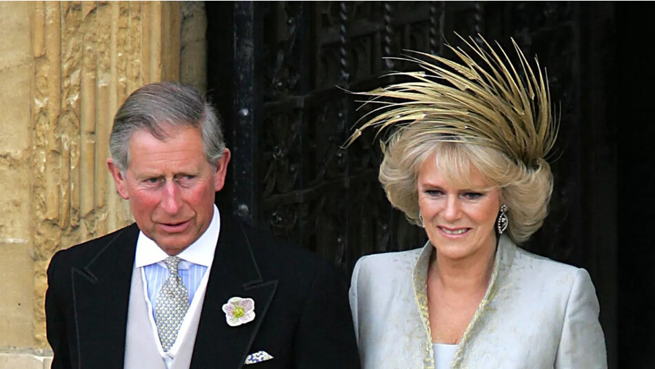 Камилла Паркер Боулз с принцем Чарльзом выходят из ратуши в день их свадьбы, 9 апреля 2005 года, Лондон
