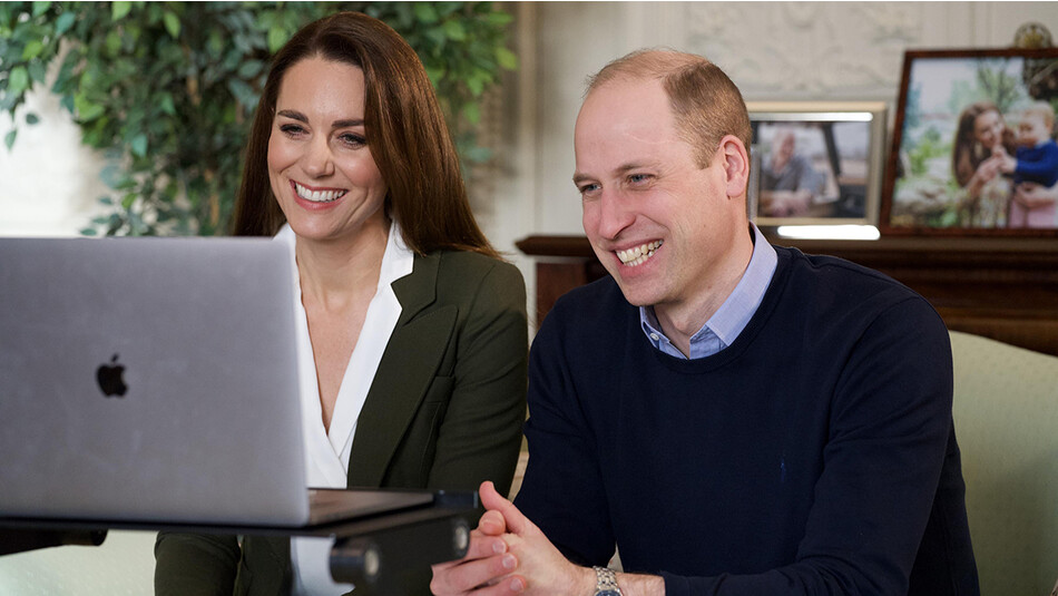 Герцог и герцогиня Кембриджские, Кейт Миддлтон и принц Уильям общаются по видеосвязи в Кенсингтонском дворце, 2021