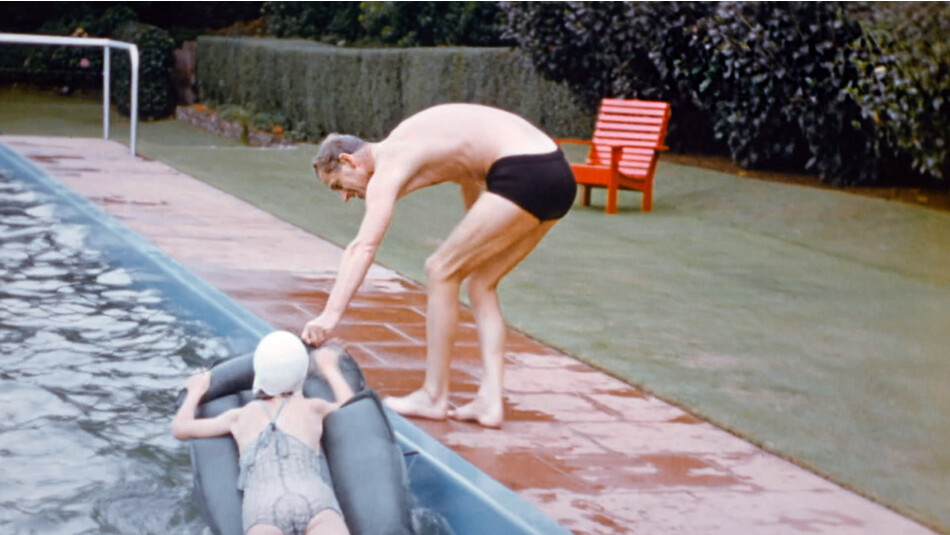 Редкие кадры из домашнего архива королевской семьи показывают, как принц Филипп и королева Елизавета II весело проводят время в бассейне