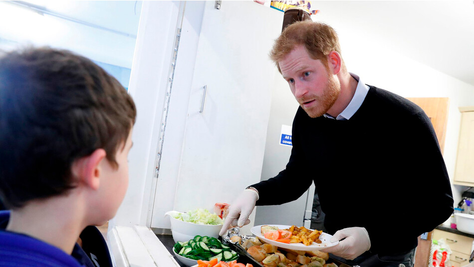 Принц Гарри, герцог Сассекский, подаёт горячий здоровый обед детям во время своего визита на благотворительное мероприятие &laquo;Fit and Fed&raquo; в Стритэме 19 февраля 2019 года в Лондоне, Англия