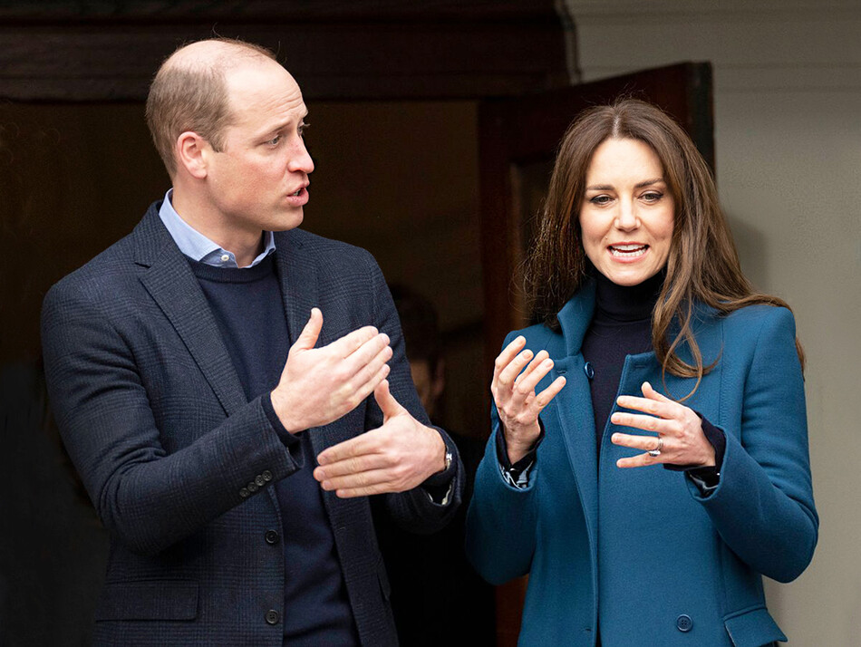 Принц Уильям, герцог Кембриджский и Кэтрин, герцогиня Кембриджская, общаются с работниками Музея подкидышей 19 января 2022 года в Лондоне, Англия