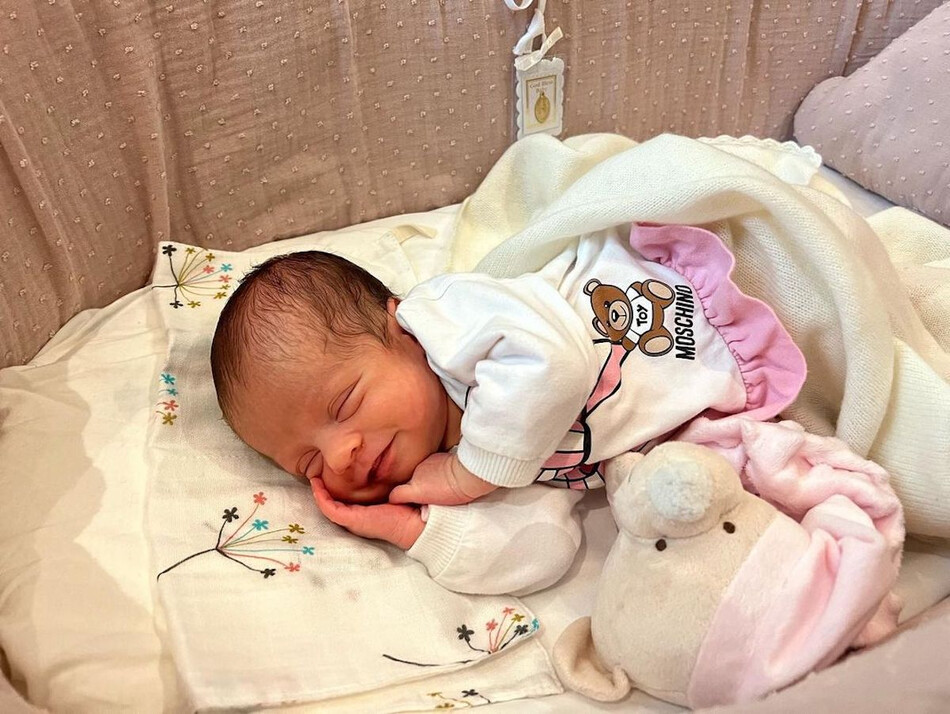 Фото новорожденной дочери по имени Белла Эсмеральда, 2022