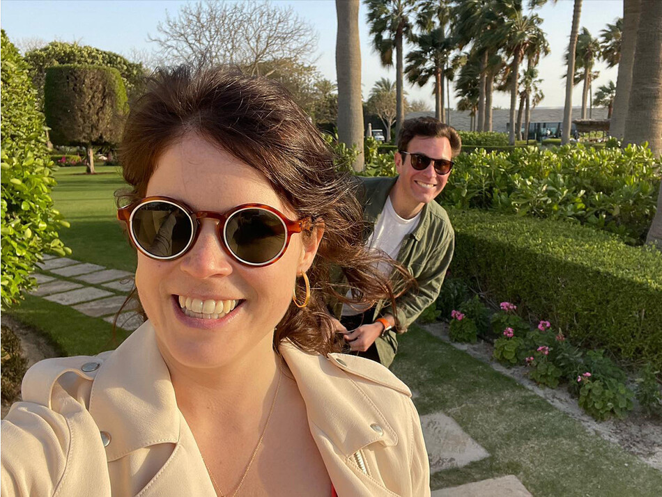 Принцесса Евгения и Джек Бруксбэнк гуляют по парку в Калифорнии во время визита к герцогам Сассекским, 2022