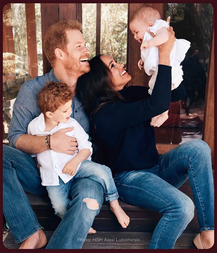 Принц Гарри и Меган Маркл с детьми, Арчи и Лилибет на заднем дворе резиденции Сассекских в Монтесито, Штат калифорния, 2021