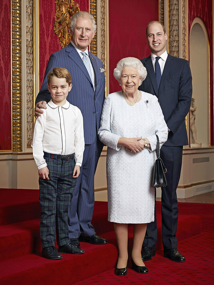 Елизавета II, принц Чарльз, принц Уильям и принц Джордж&nbsp;