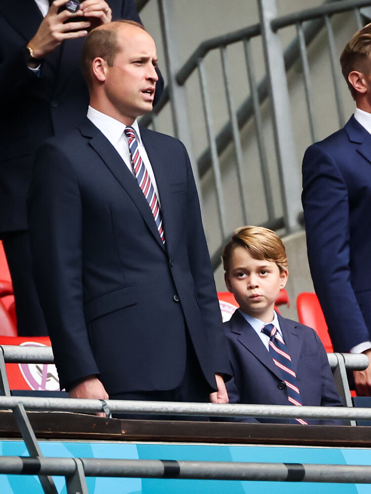 Принц Джордж и принц Уильям на матче Евро-2020 в 2020году. 