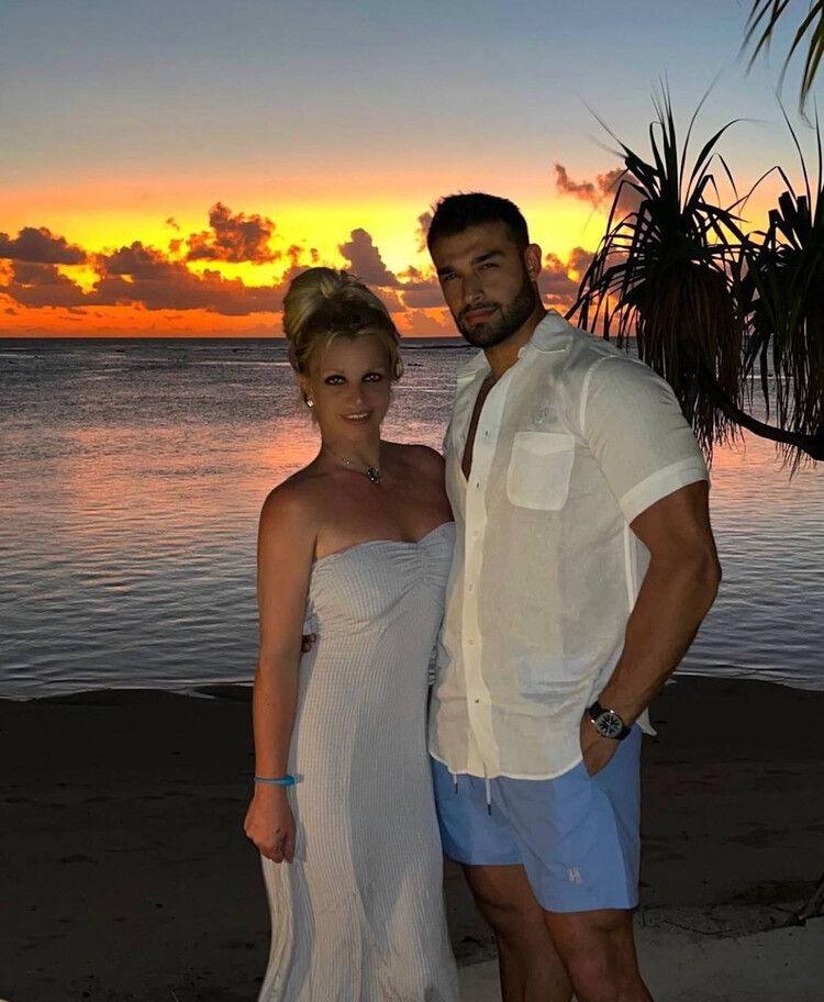 Бритни Спирс поделилась фотографией с Сэмом Асгари во время отпуска на Гавайях, 2022