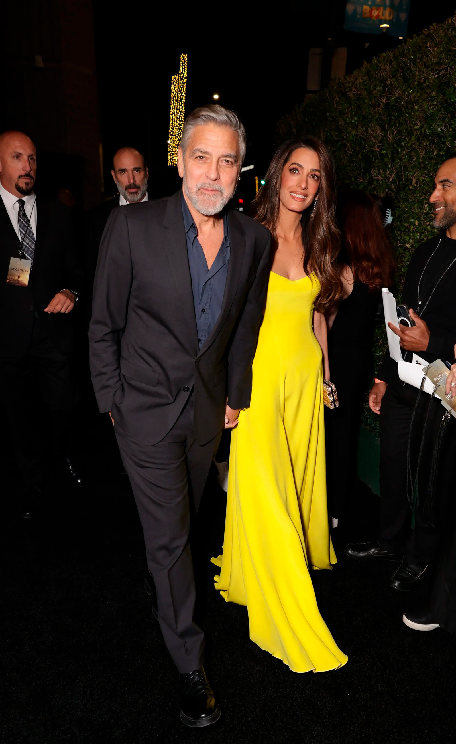 Амаль Клуни сияет в жёлтом платье на премьере фильма &laquo;Парни в лодке&raquo; в Лос-Анджелесе