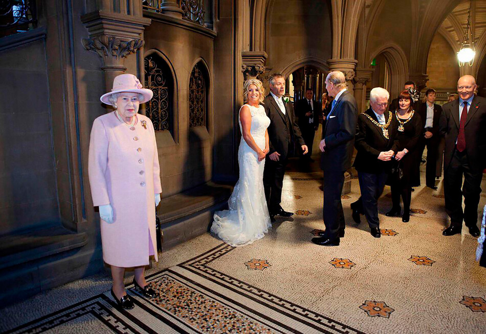 В 2012 году пара в шутку пригласила на свою свадьбу королеву Елизавету II, и она действительно появилась