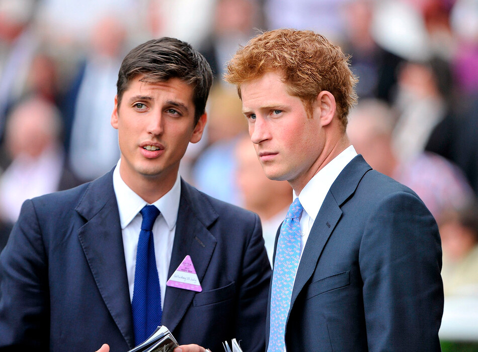 Принц Гарри с другом Джейком Уорреном принимают участие в гонке Betfair Weekend на ипподроме Аскот 23 июля 2011 г. в Аскоте, Англия