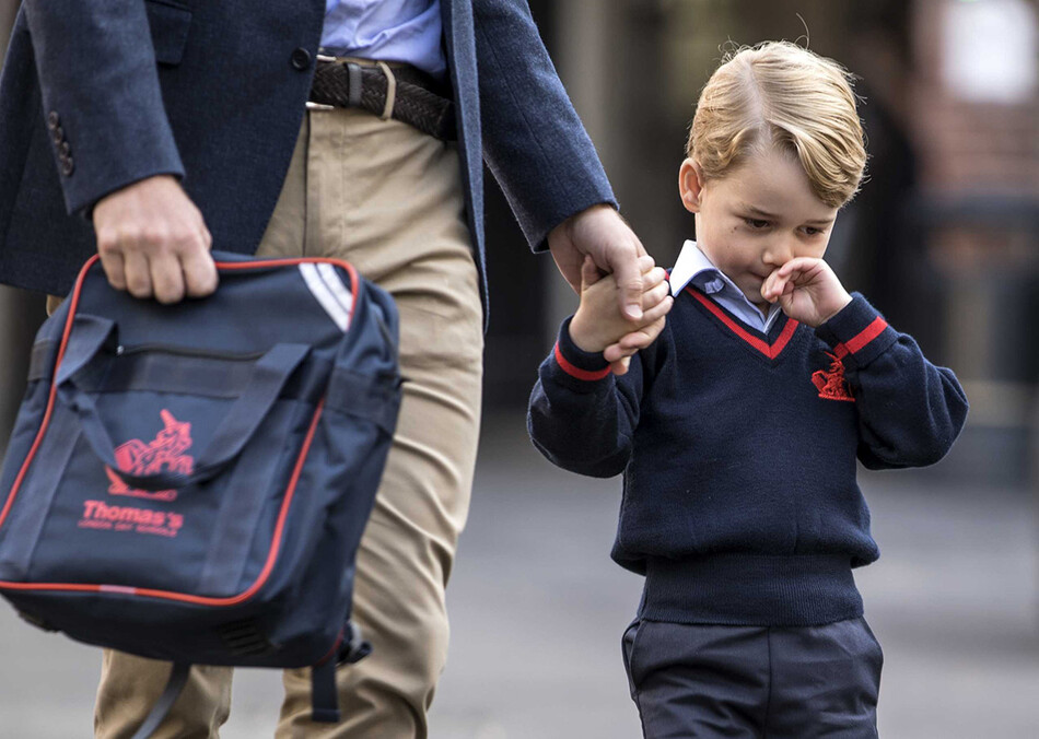Принц Джордж с принцем Уильямом в первый день в школе Томаса Баттерсиа в Лондоне 5 сентября 2019 года в Лондоне, Англия