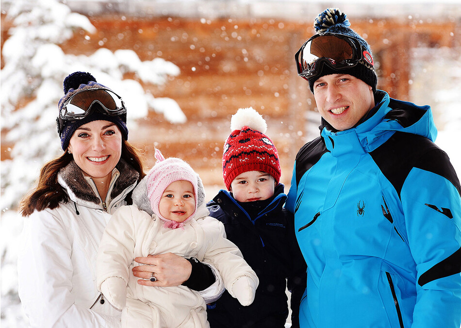 Кэтрин, герцогиня Кембриджская, и принц Уильям, герцог Кембриджский, со своими детьми, принцессой Шарлоттой и принцем Джорджем, наслаждаются коротким частным перерывом на лыжах 3 марта 2016 года во Французских Альпах, Франция