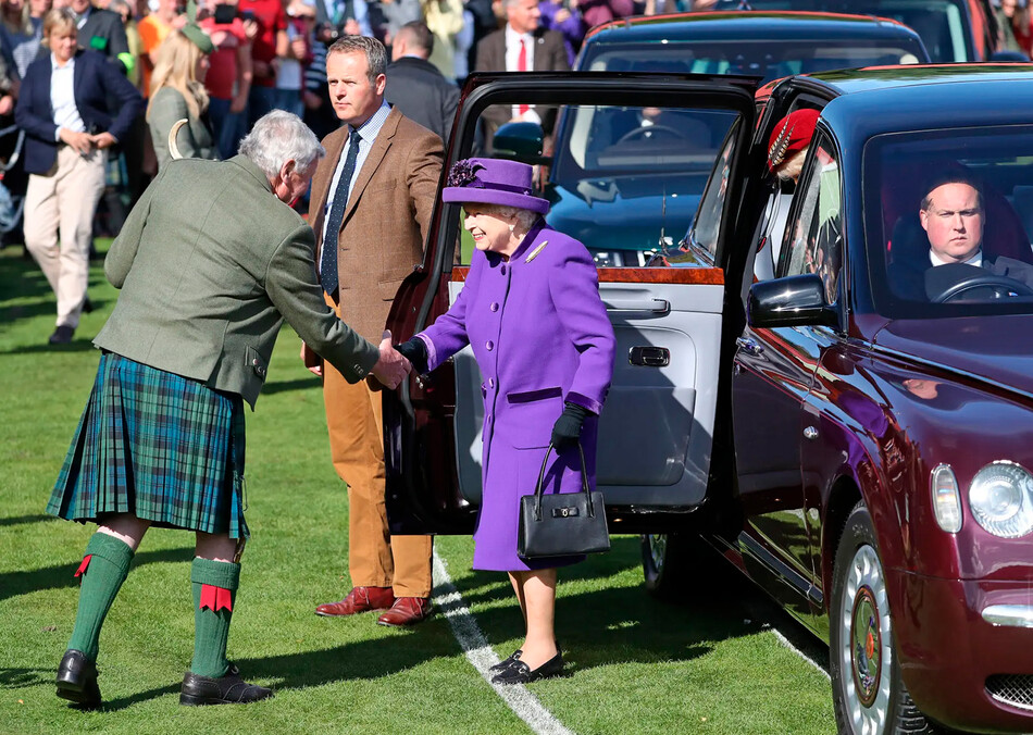 Королева Елизавета II прибывает на Игры Бремар-Хайленд-2019 07 сентября 2019 года в Бремаре, Шотландия