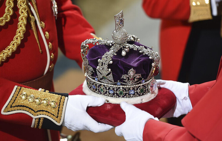 Корона Великобритании во время государственного открытия парламента в здании парламента 19 декабря 2019 года в Лондоне, Англия