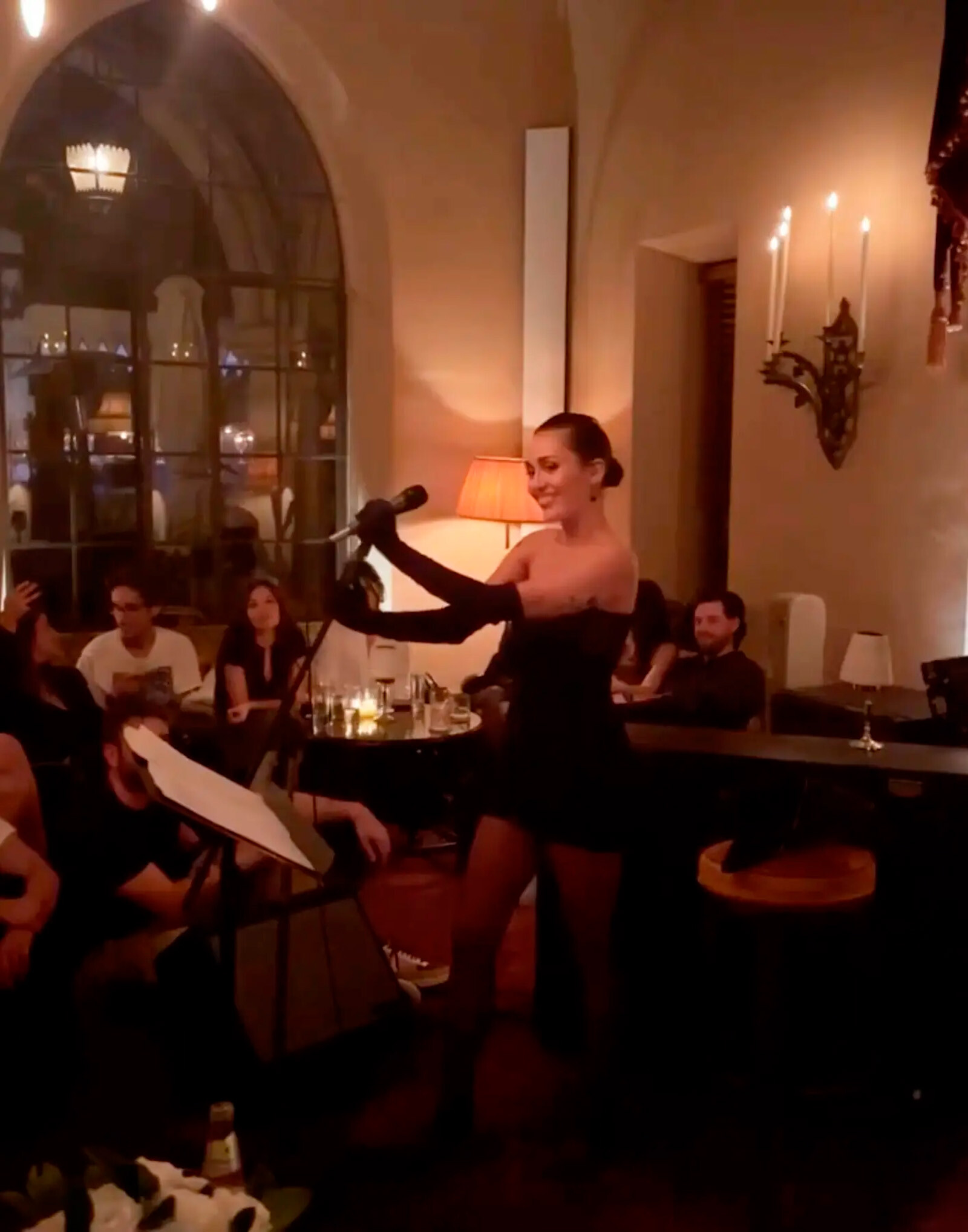 Майли Сайрус отмечала свой 31-й день рождения в чёрном платье-бюстье из тюля от Dolce &amp; Gabbana