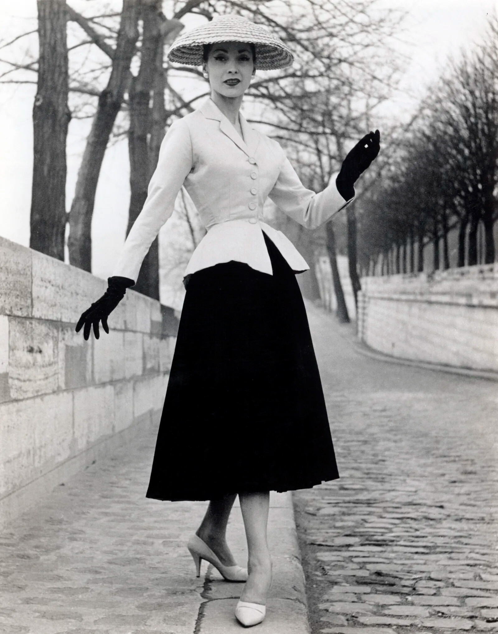 Модель Dior на улицах Парижа
