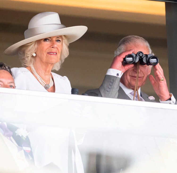 Принц Чарльз, принц Уэльский и Камилла, герцогиня Корнуолльская наблюдают за скачками в королевской ложе Аскот во время проведения Королевский скачек Royal Ascot на ипподроме в Аскоте 15 июня 2022 года, Англия