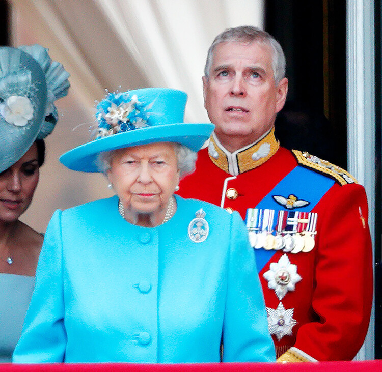 Королева Елизавета II и принц Эндрю, герцог Йоркский (в униформе полковника гренадерской гвардии) наблюдают за парадом с Балкон Букингемского дворца во время Trooping The Colour, ежегодного парада в честь дня рождения королевы 9 июня 2018 года в Лондоне, Англия