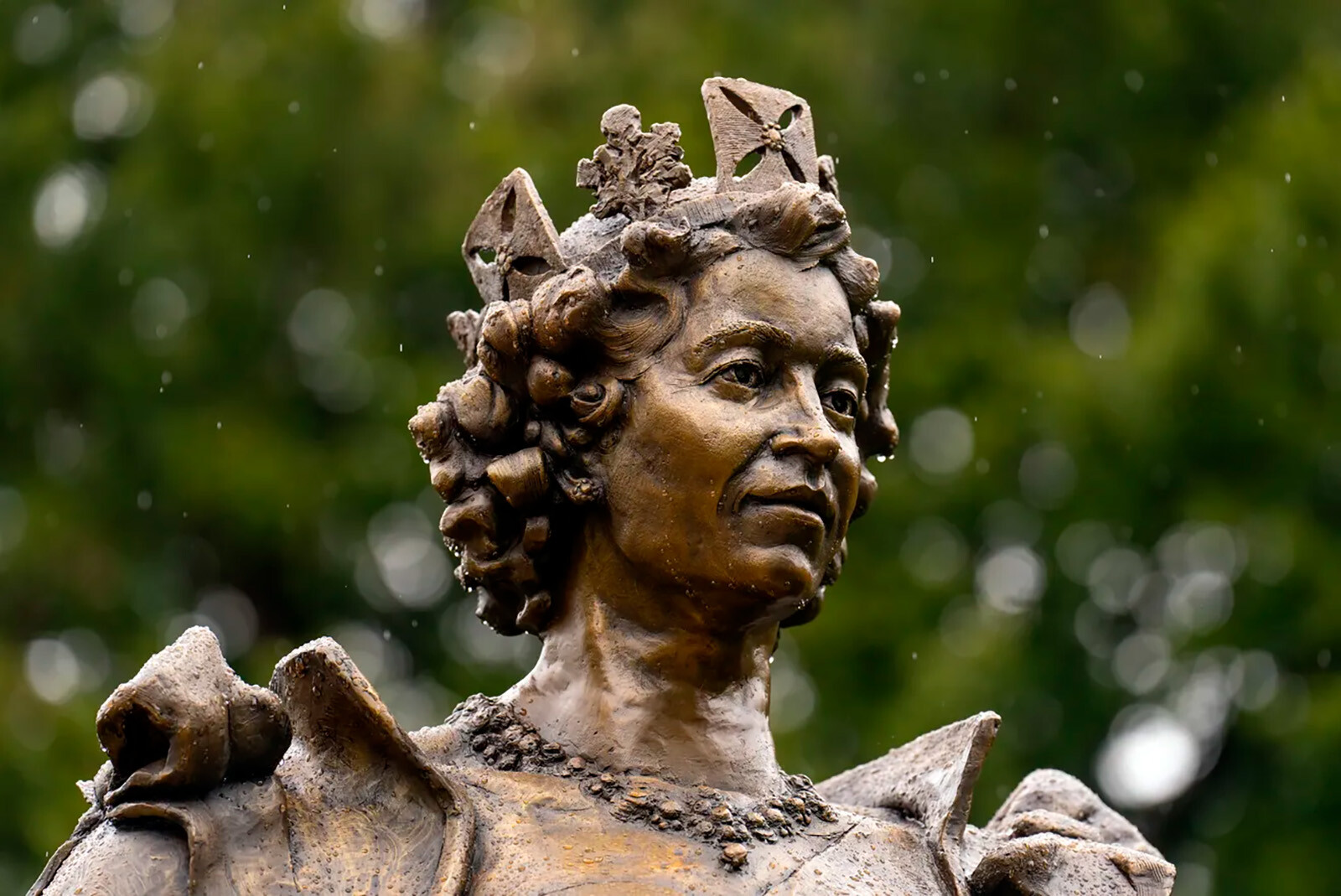 В честь 98-го дня рождения Елизаветы II установили памятную статую